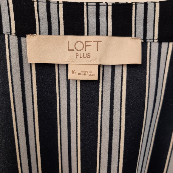 Size 16W Loft wrap top - Picture 2 of 4